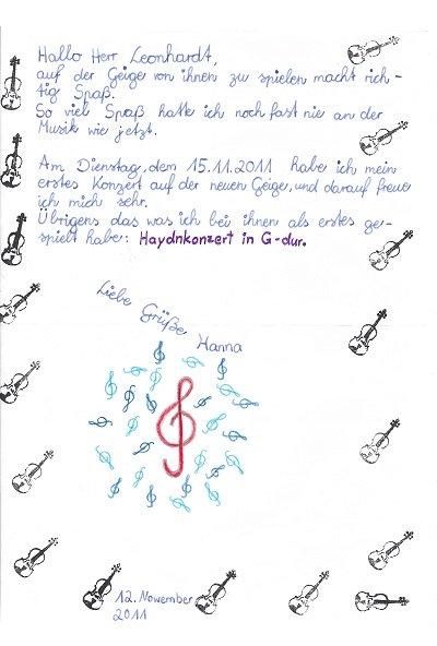 Eine erfreute junge Geigenspielerin