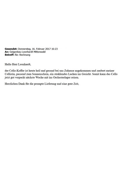 Eine junge Cellistin strahlt über ihren neuen Cellokoffer