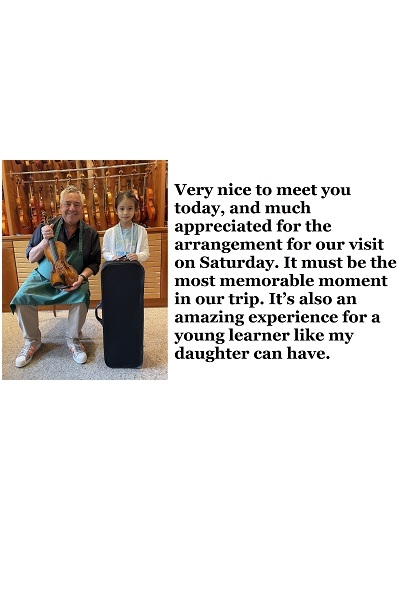 Eine junge Violinistin ist glücklich über ihr neues Instrument