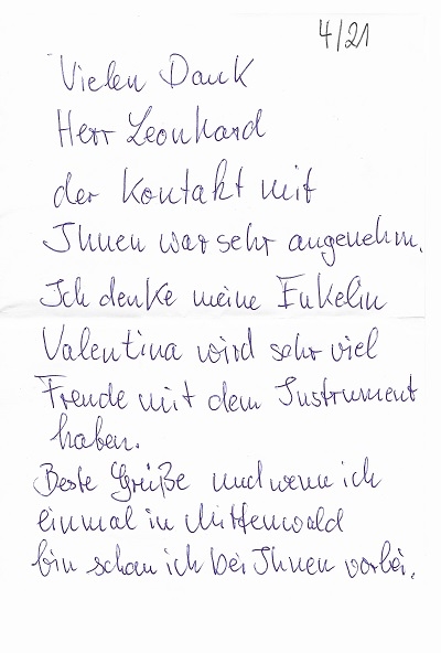 Enkelin Valentina freut sich über ihr Instrument