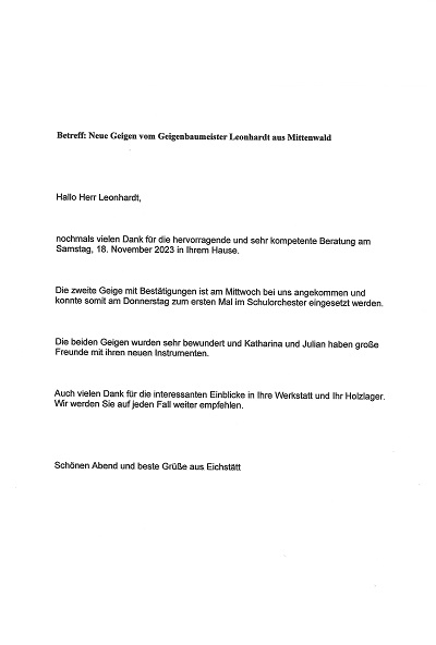 Ein Geschwisterpaar erfreut sich an unseren schönen neuen Geigen