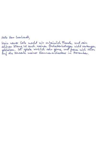 Eine  Cellistin freut sich über ihr neues Cello