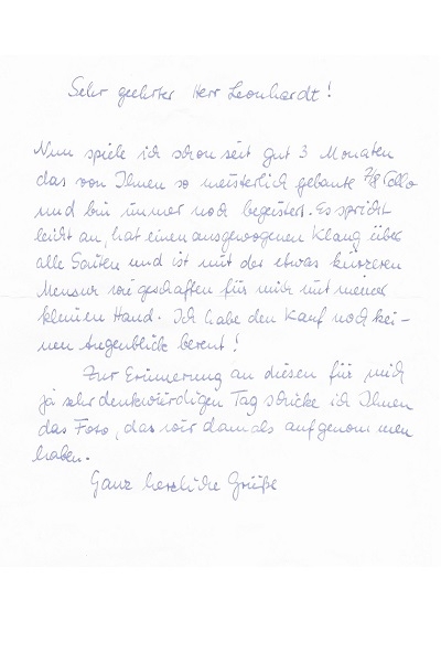 Eines unserer 7/8 Celli begeistert eine junge Cellistin