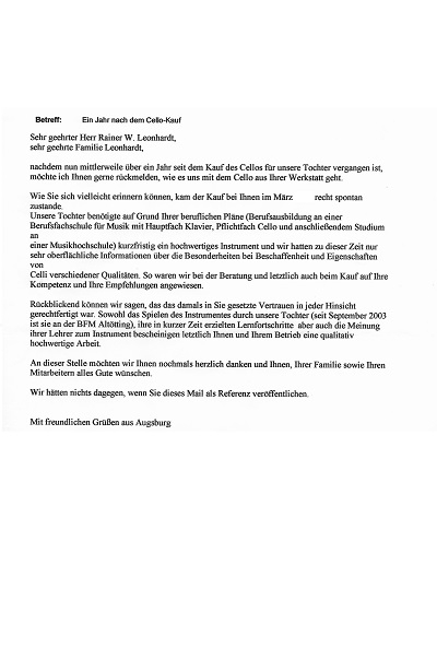 Eine junge Dame ist sehr zufrieden mit ihrem neuen Cello