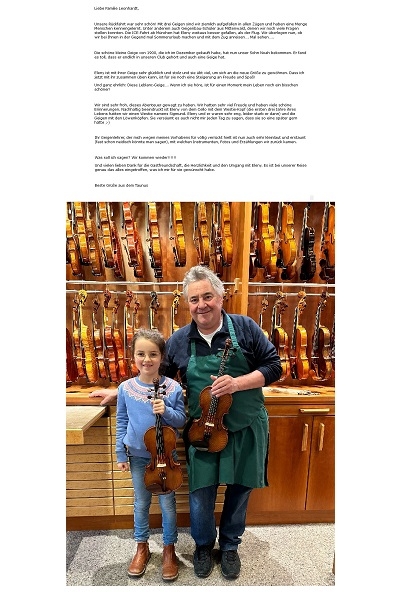Eine junge Geigerin freut sich, nach einer langen Reise, über Ihre neue Violine