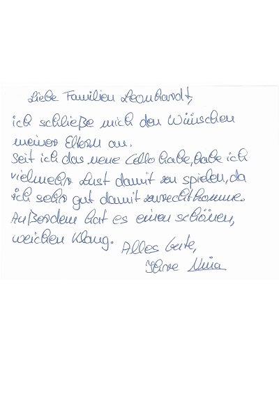 Eine junge Cellistin hat viel Freude an ihrem neuen Cello.