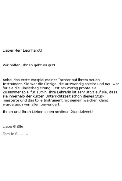 Eine glückliche junge Kundin