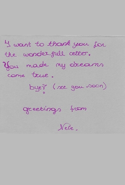 Eine Cellistin bedankt sich für ihr neues Cello